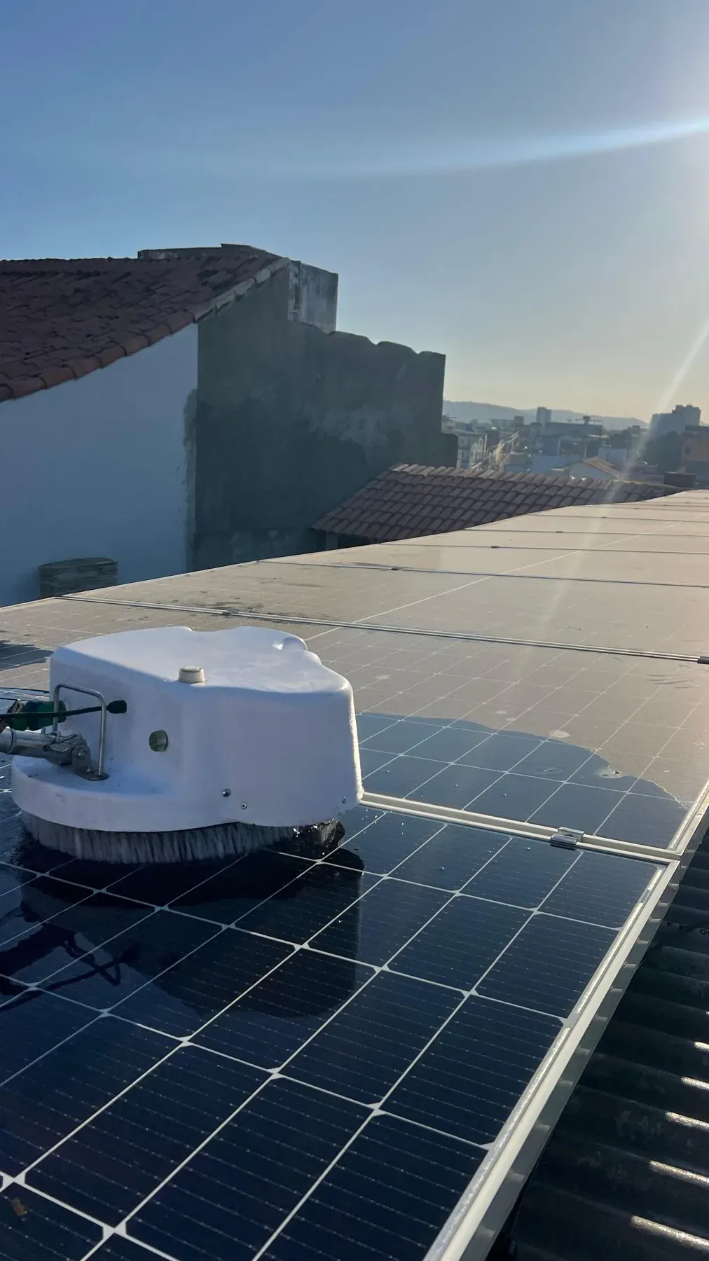 Manutenção de sistema fotovoltaico feita pela Progress