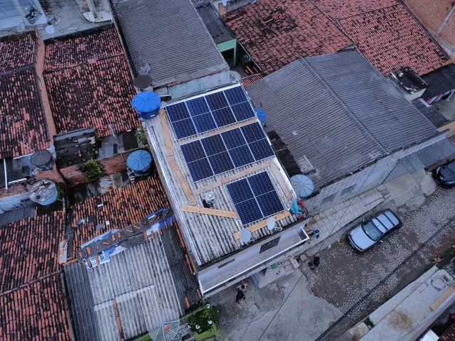 O mesmo telhado com os dez módulos solares já instalados e alinhados