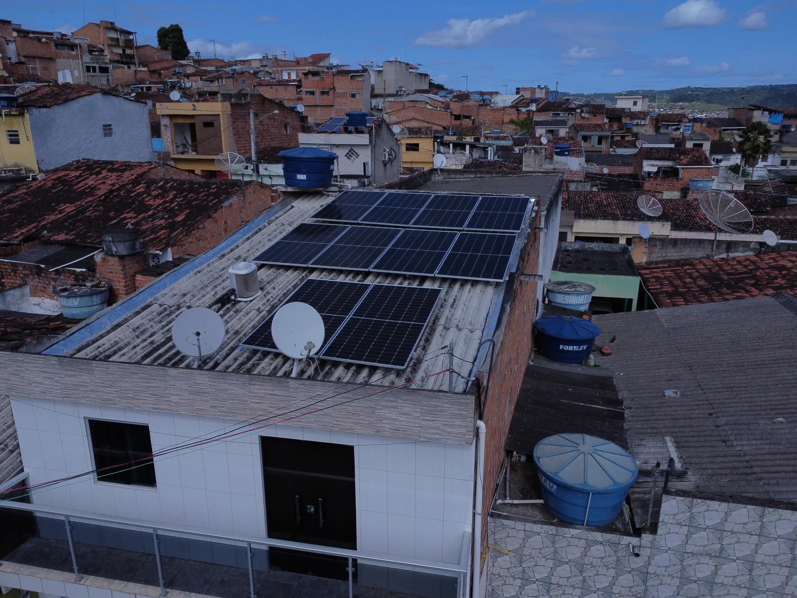 Telhado com dez módulos solares instalados pela Progress no bairro Bela Vista, em Vitória de Santo Antão