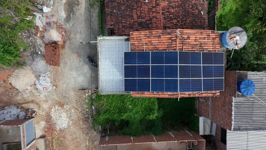 Vista de cima do telhado com as três fileiras de quatro módulos solares alinhadas